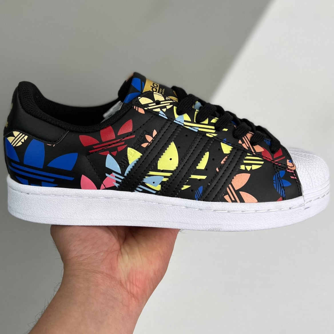 Adidas Originals Superstar | Cloud White/Core Black/Gold Metallic 00XHLX14