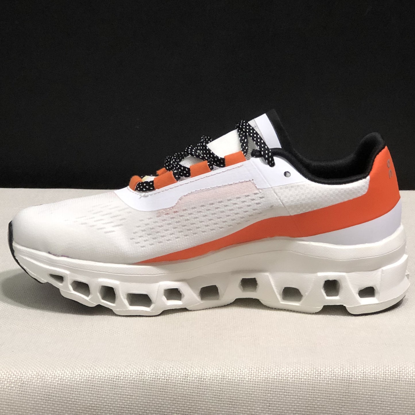 ON CLOUDMONSTER| White Orange Red