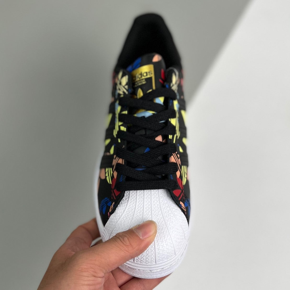 Adidas Originals Superstar | Cloud White/Core Black/Gold Metallic 00XHLX14