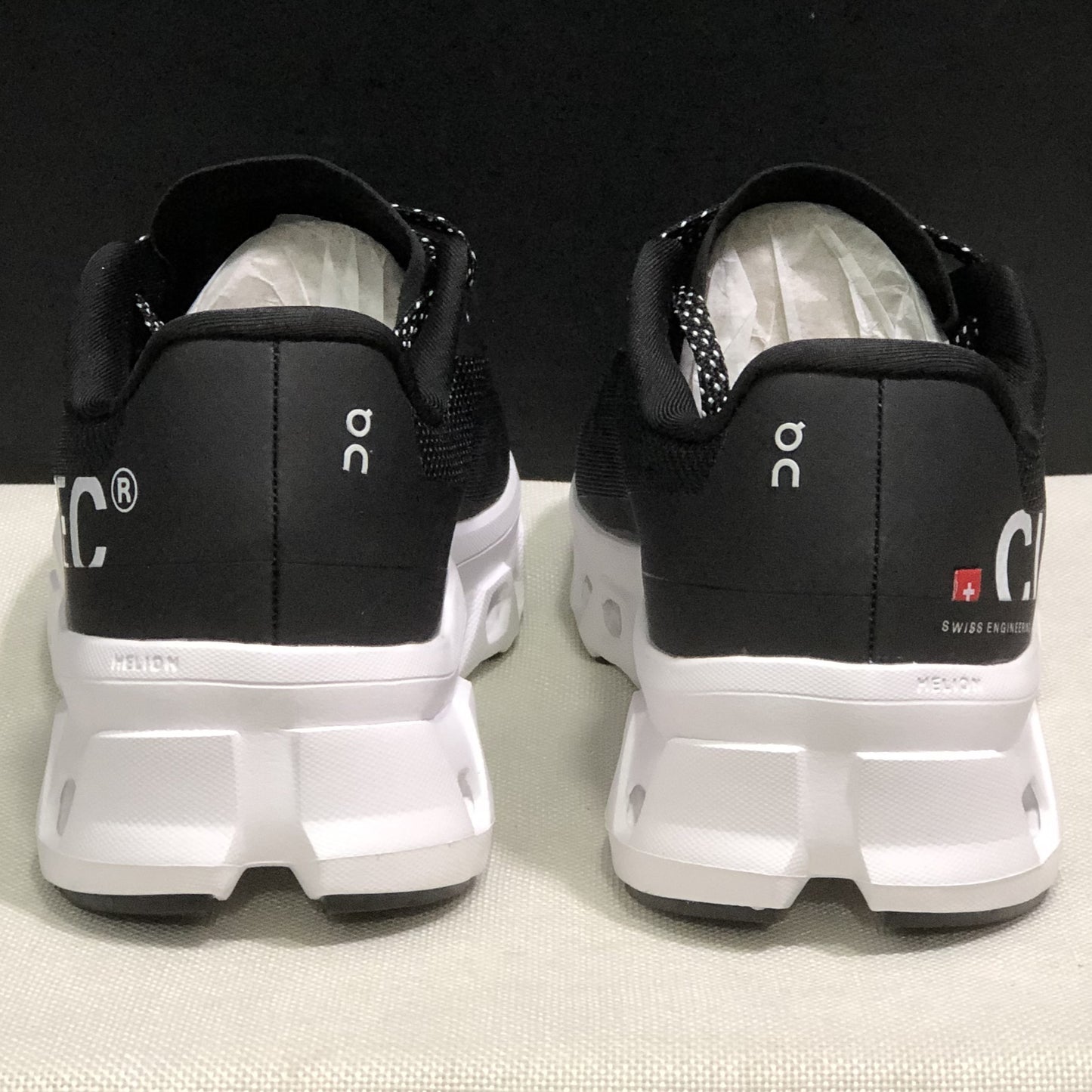 ON CLOUDMONSTER| Black/White