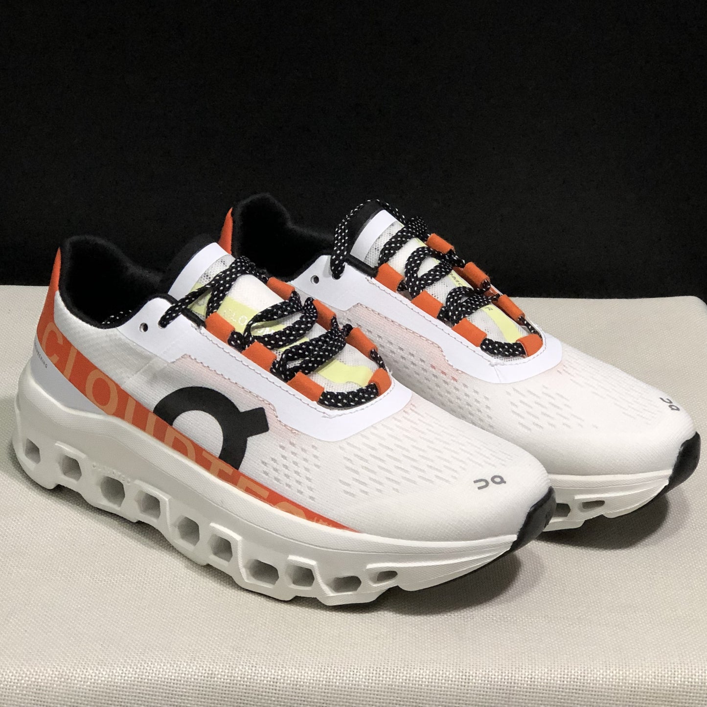 ON CLOUDMONSTER| White Orange Red