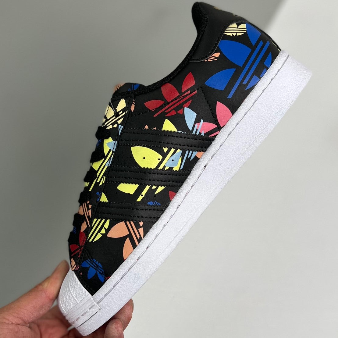 Adidas Originals Superstar | Cloud White/Core Black/Gold Metallic 00XHLX14