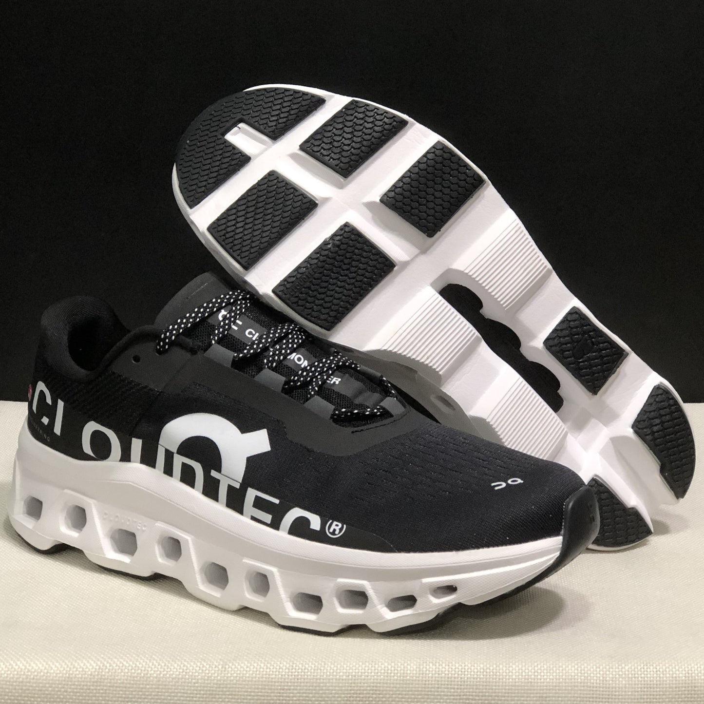 ON CLOUDMONSTER| Black/White
