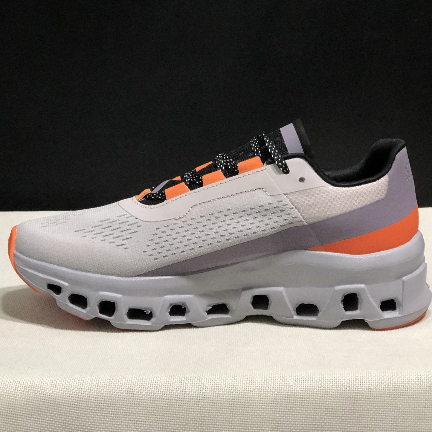 ON CLOUDMONSTER| Pearl White/Orange