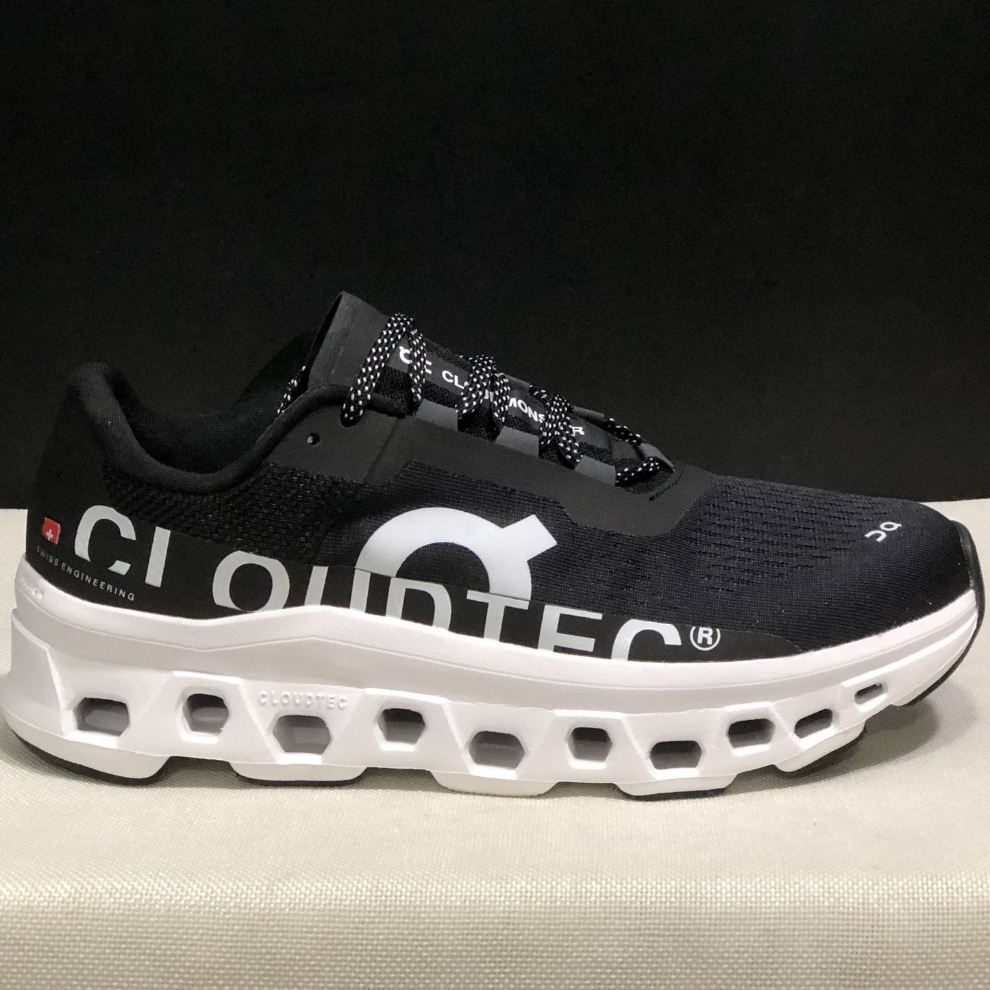 ON CLOUDMONSTER| Black/White